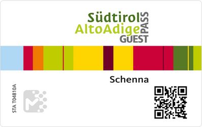 Südtirol Guest Pass Karte mit bunten Streifen, Schriftzug „Schenna“ und QR‑Code.